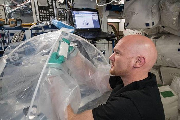 Phi hành gia Alexander Gerst thử nghiệm chế tạo xi măng trên vũ trụ
