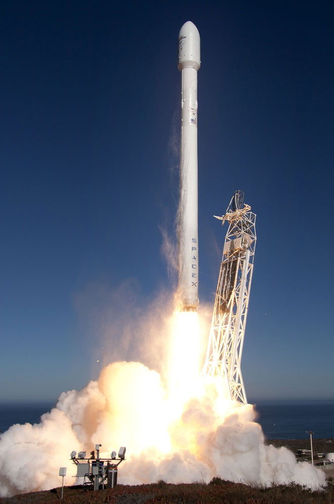 Tàu không gian SpaceX chở lửa và chuột lên Trạm Vũ trụ Quốc tế