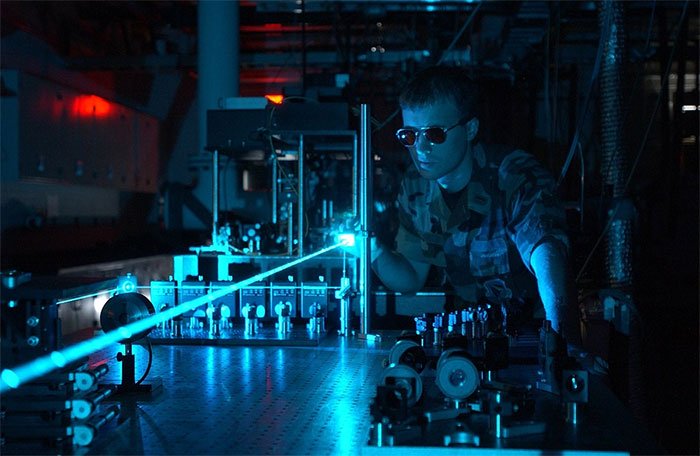 công nghệ truyền dữ liệu siêu tốc qua tia laser 