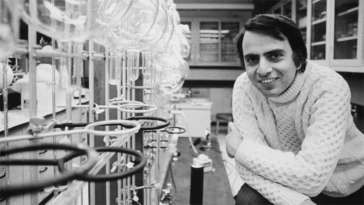 Nhà thiên văn học Carl Sagan.