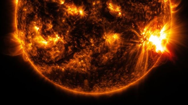 Mặt trời là một quả cầu khí và lửa, có nhiệt độ khoảng 27 triệu độ F (khoảng 15 triệu độ C) ở lõi.