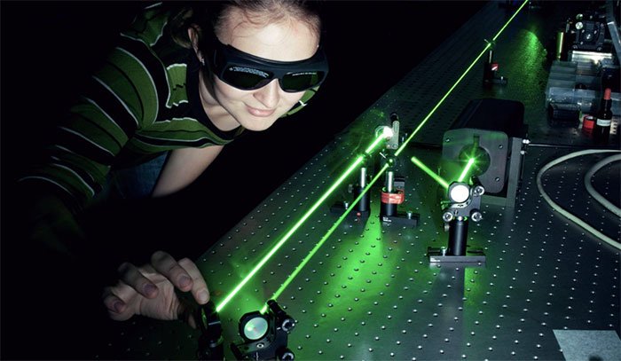 ông nghệ truyền dữ liệu siêu tốc qua tia laser 