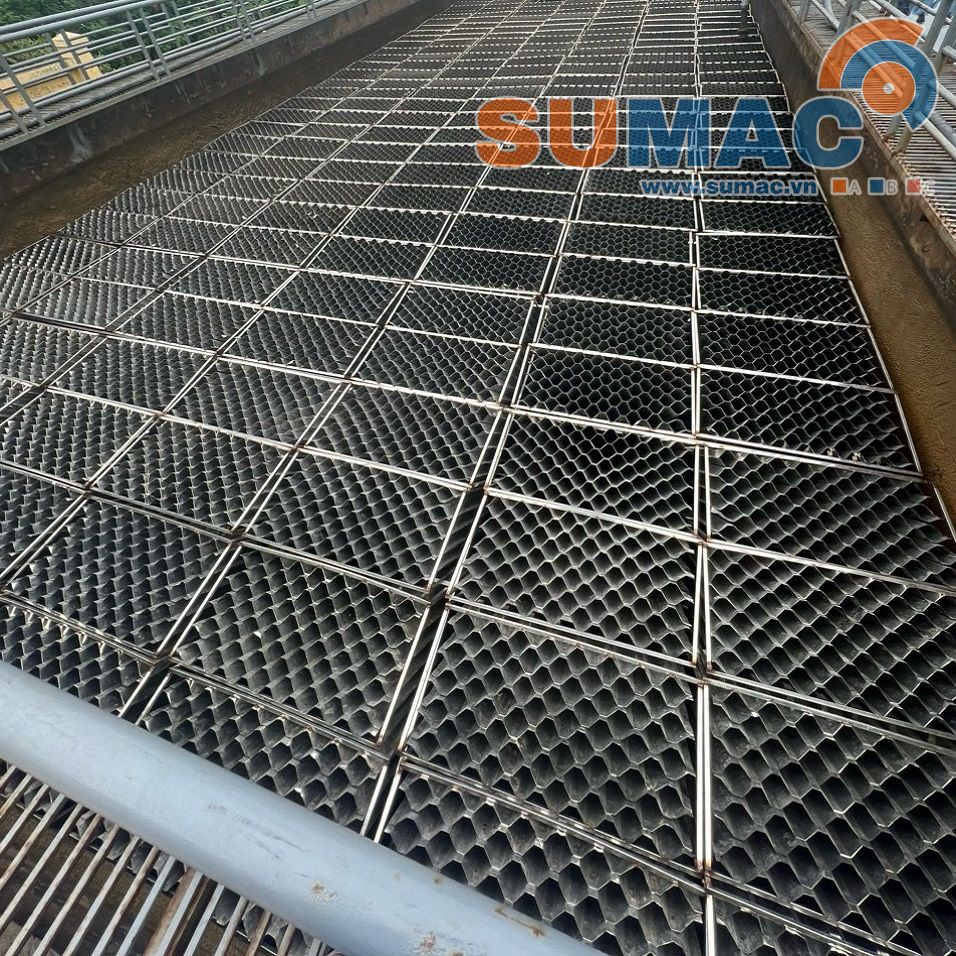 So Sánh Tấm Lắng Inox Và Tấm Lắng Nhựa – Nên Chọn Loại Nào Cho Hệ Thống Xử Lý Nước?
