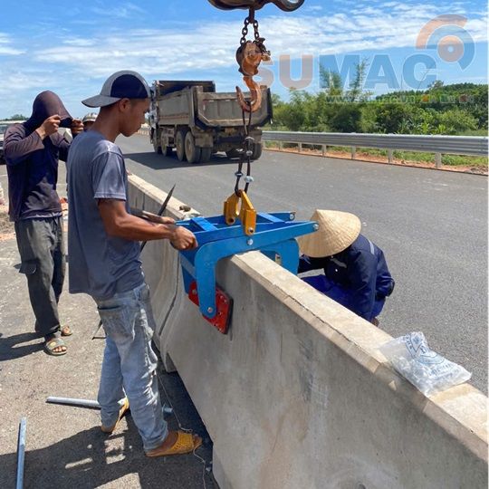 Kẹp nâng hạ dải phân cách